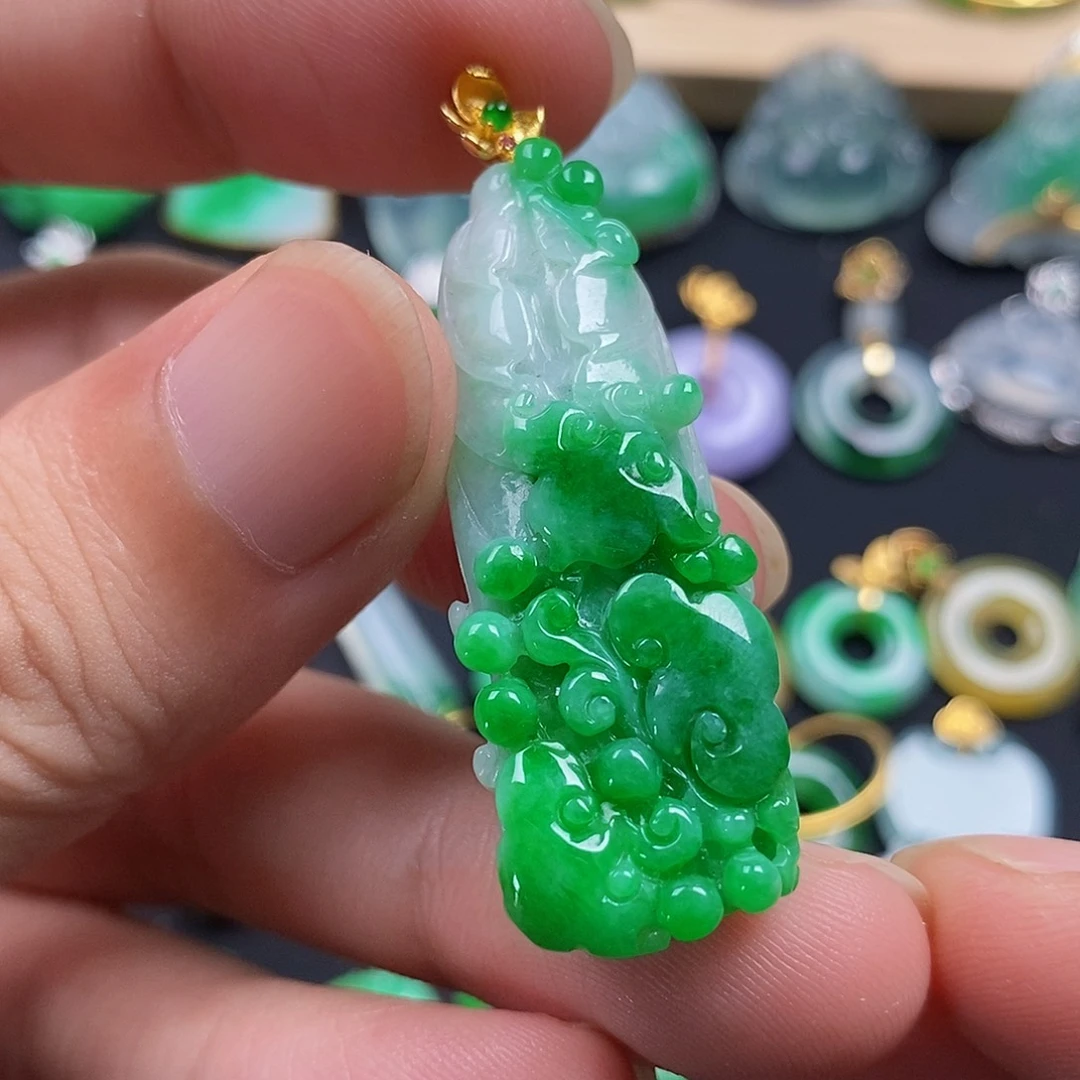 翡翠18K金镶嵌颈饰翡翠