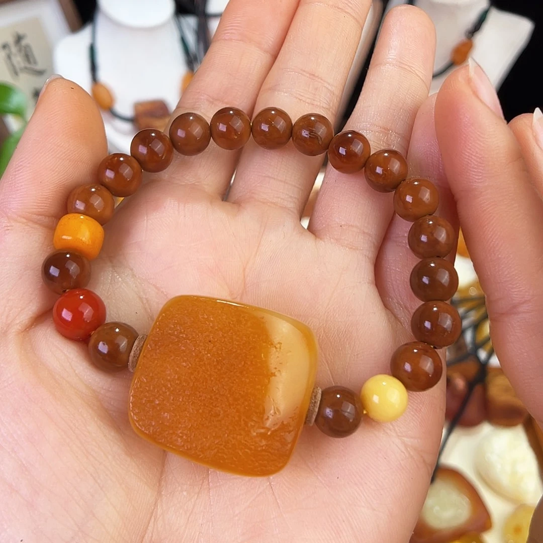 琥珀珠宝奇石未镶嵌。