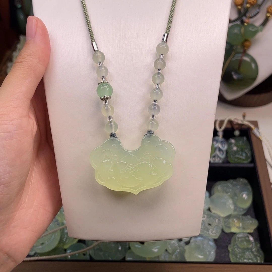 蛇纹石玉未镶嵌颈饰