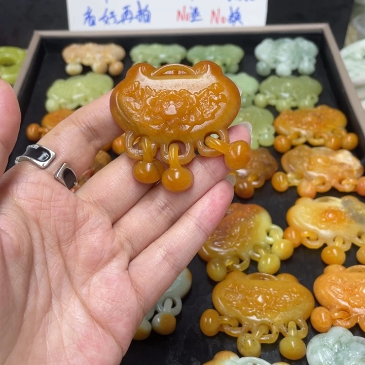 简***点蛇纹石玉合金颈饰