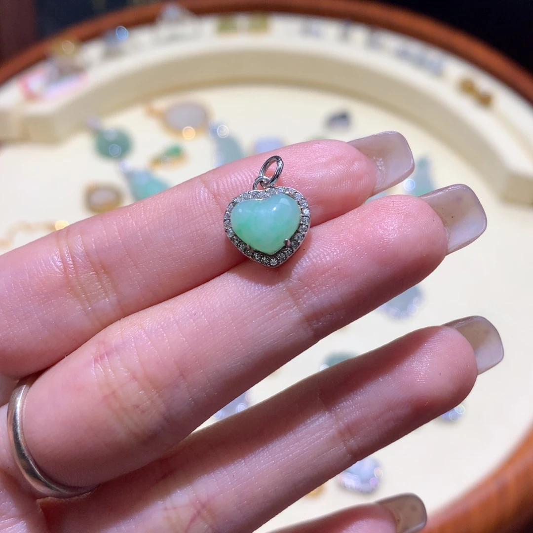 芝***莓翡翠未镶嵌颈饰滴流