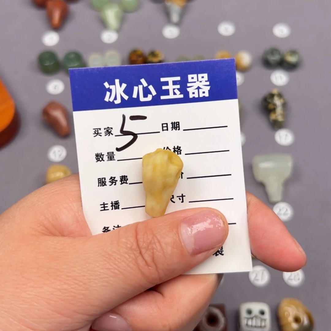 蛇纹石玉颈饰未镶嵌三**宝