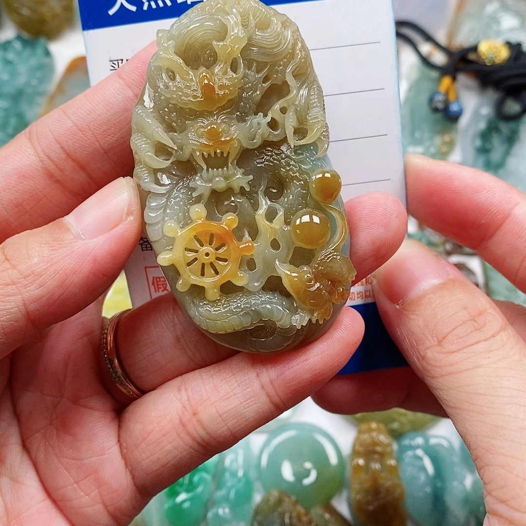 翡翠未镶嵌颈饰龙牌