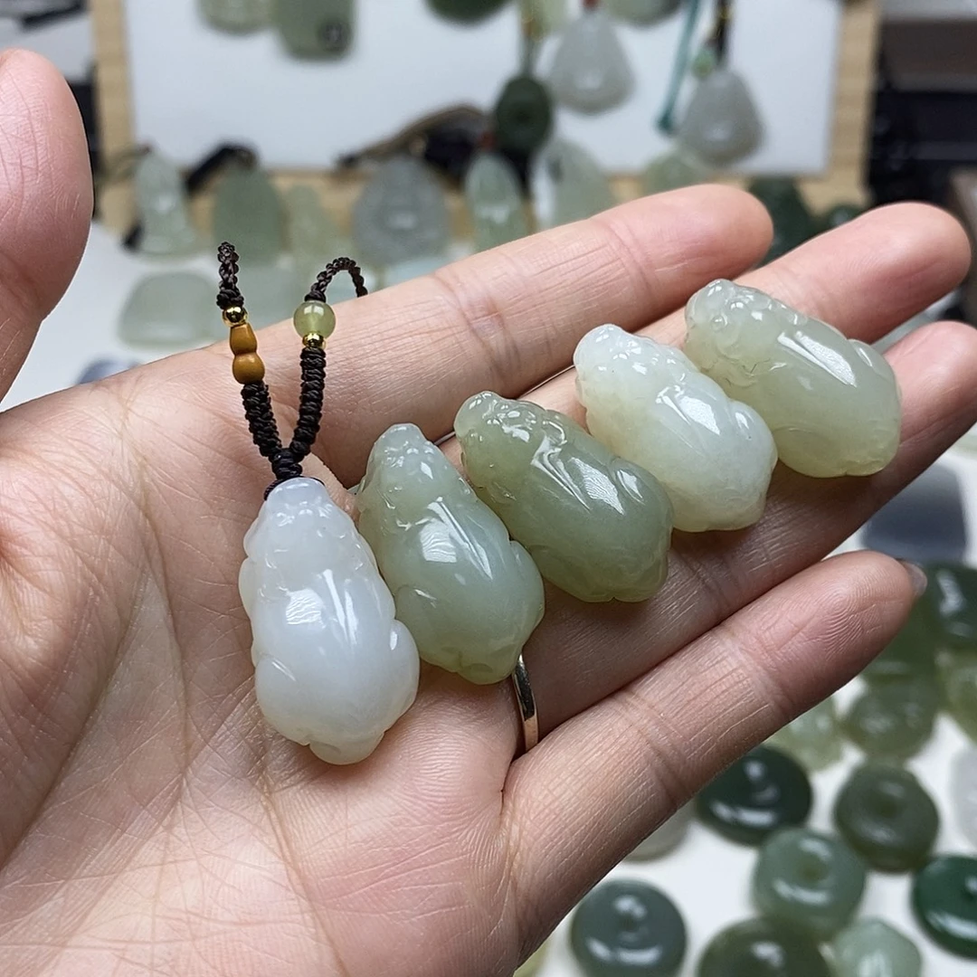 和田玉未镶嵌颈饰貔貅多样性发1件