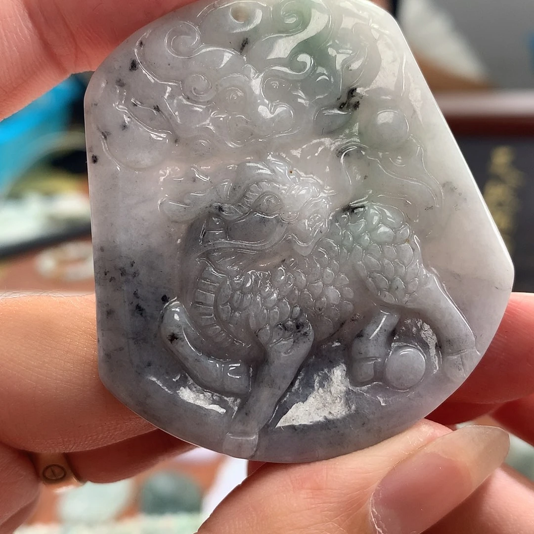 翡翠未镶嵌颈饰有裂