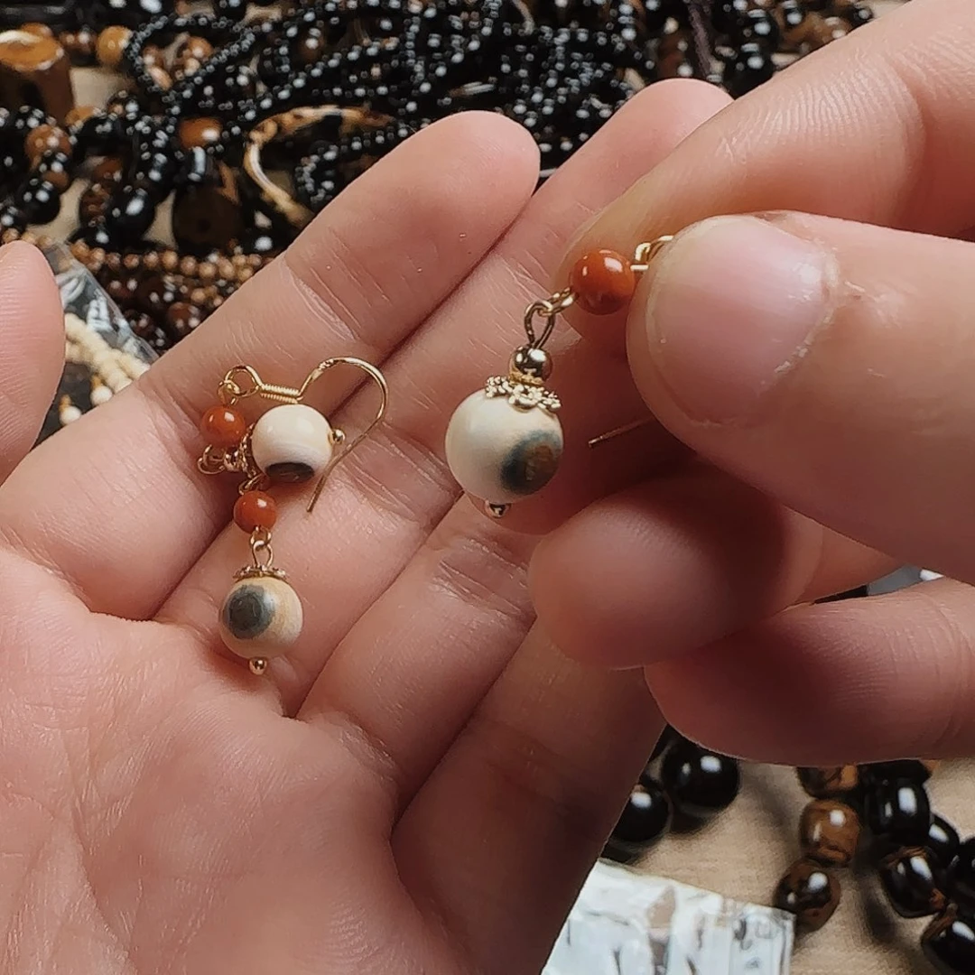 泥塑猛犸牙耳钉蓝眼睛