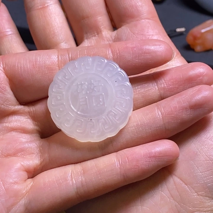 石英质玉（黄龙玉）未镶嵌颈饰