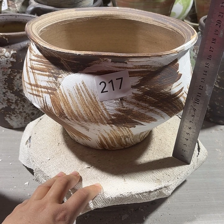 摆件陶高17，口20，有孔，217