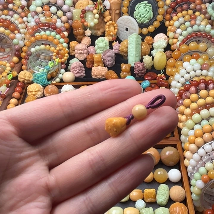 石英质玉（缅黄）未镶嵌珠宝半成品莲蓬侧挂