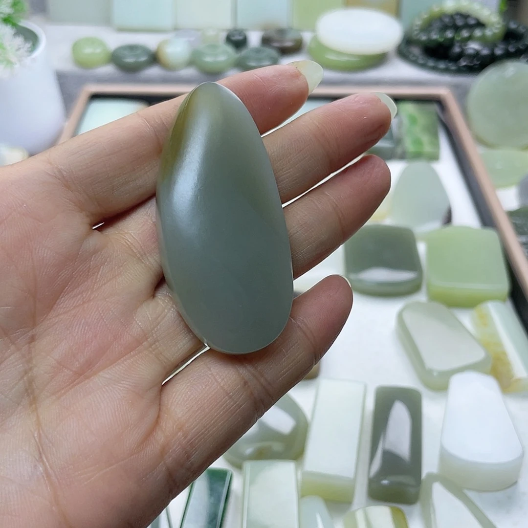 和田玉（糖玉）未镶嵌颈饰壁*