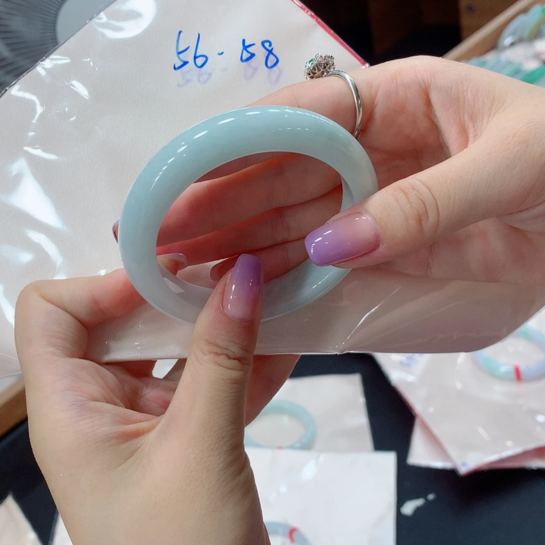 翡翠手镯未镶嵌小**?买断