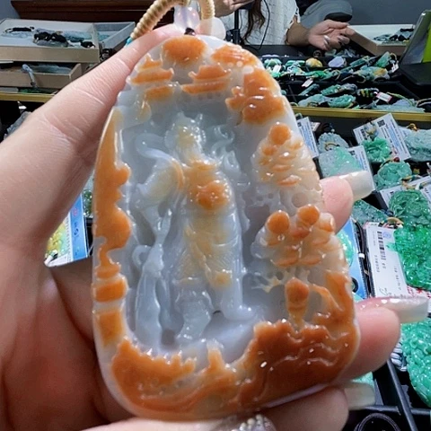 翡翠未镶嵌颈饰一个