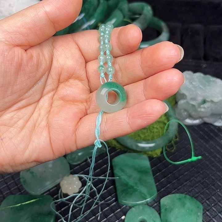 好***格石英质玉（非洲翠）未镶嵌颈饰