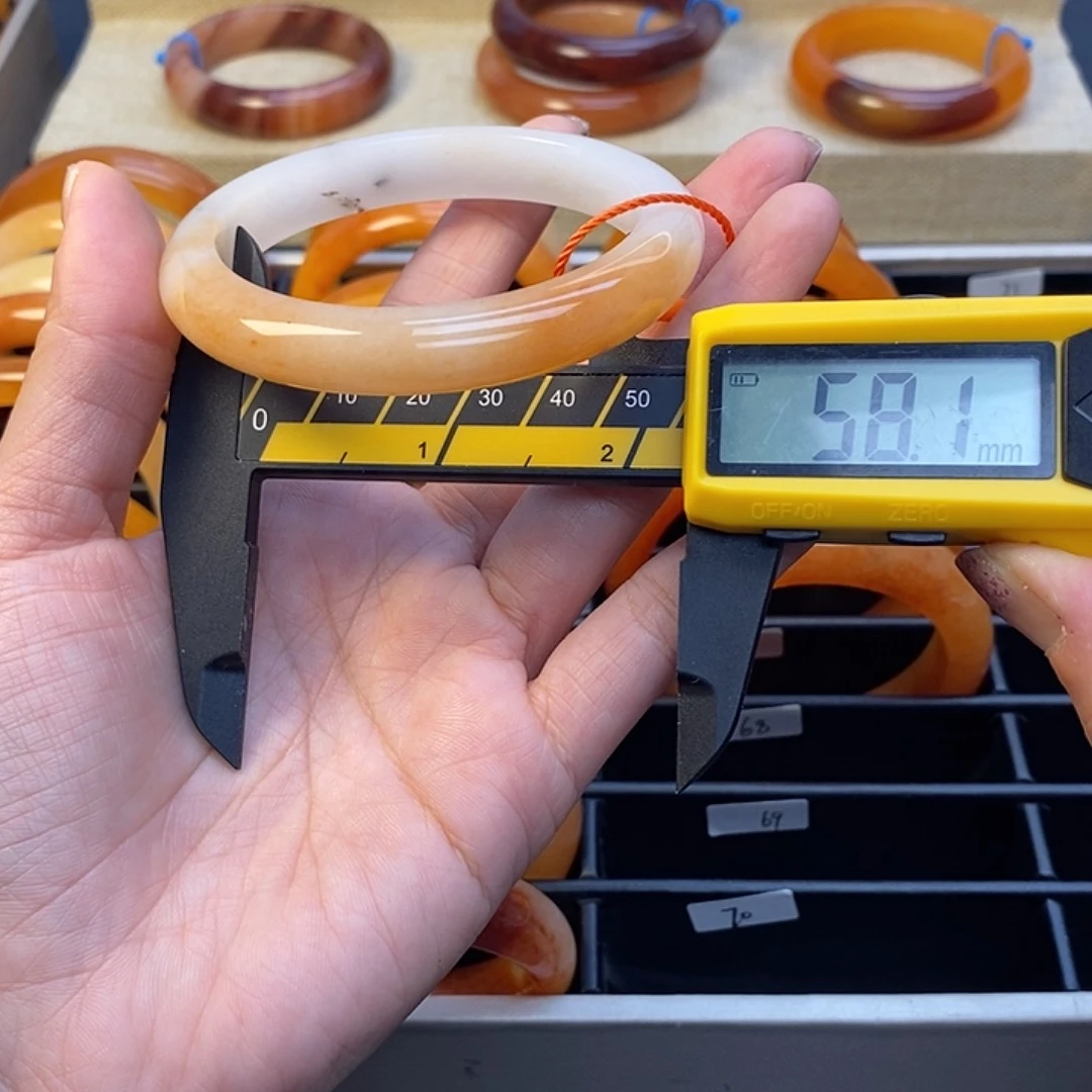 未镶嵌石英质玉（黄龙玉）手镯68号