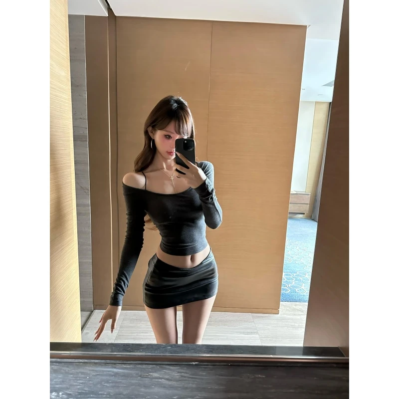 纯欲设计感修身一字肩吊带长袖T恤秋冬新款高腰百搭包臀短裙套装