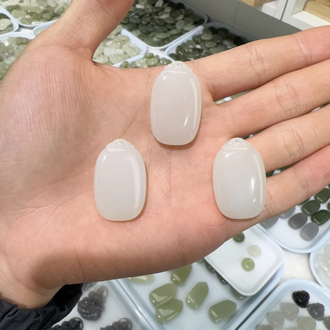 天然和田玉平安无事牌吊坠约21*34mm多样性拍一发一r