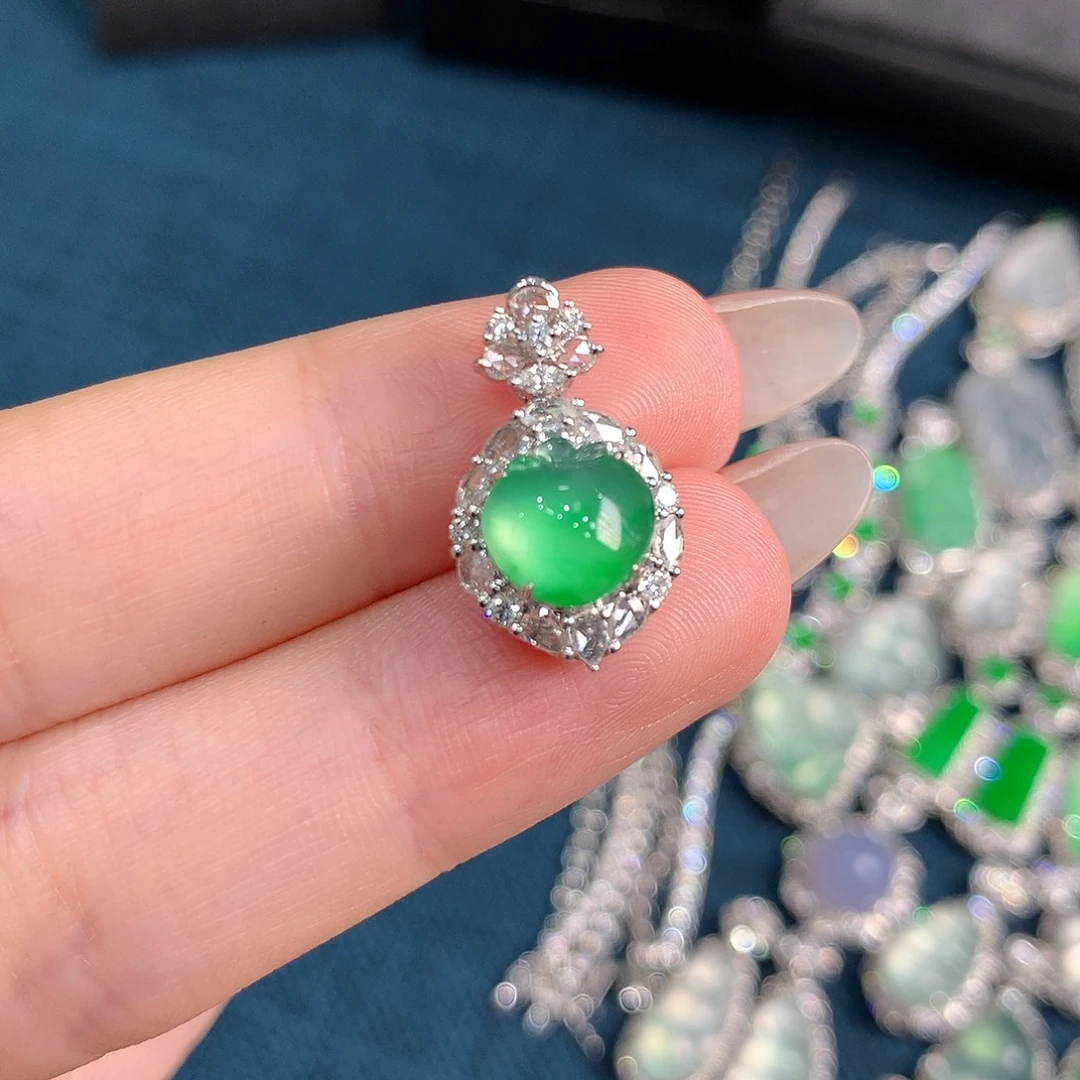 颈饰18K金镶嵌翡翠木那炸光飘翠苹果 48小时鉴赏期