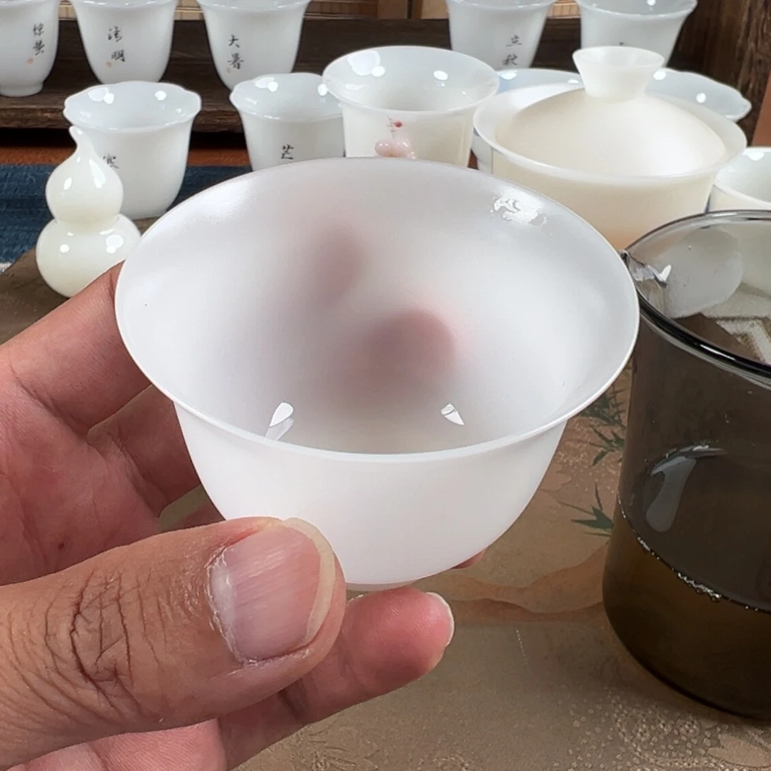 杯子采用优质瓷土制作单品