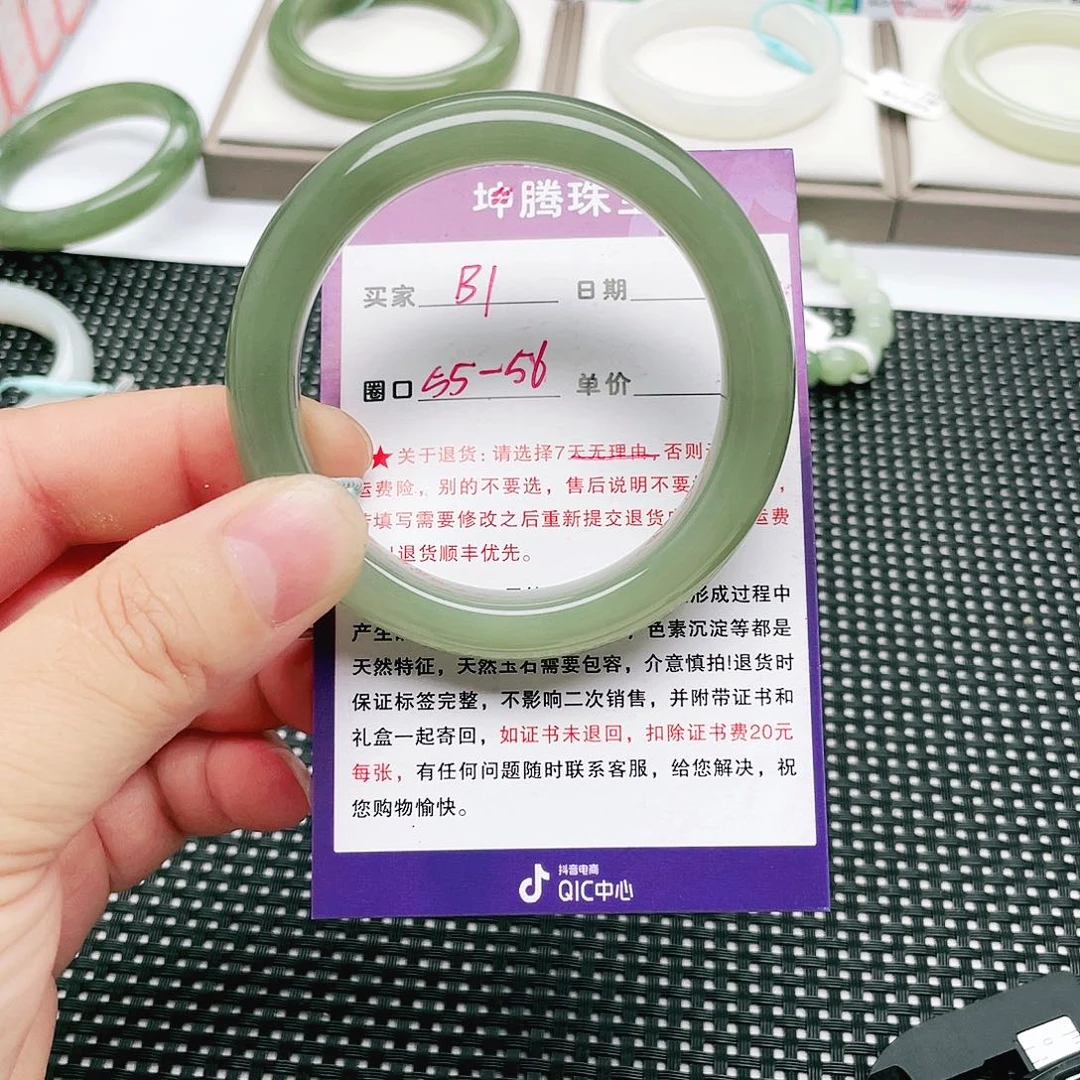 萱***贝和田玉手镯未镶嵌