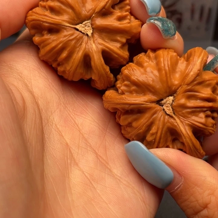 ****文玩核桃吊坠白狮子