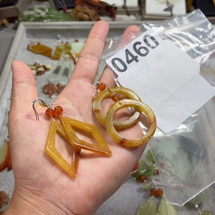 伟***肤蛇纹石玉合金耳饰