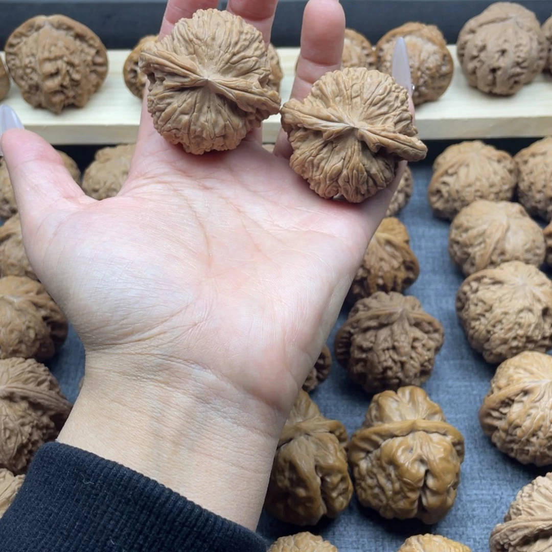 文玩核桃吊坠白狮子45