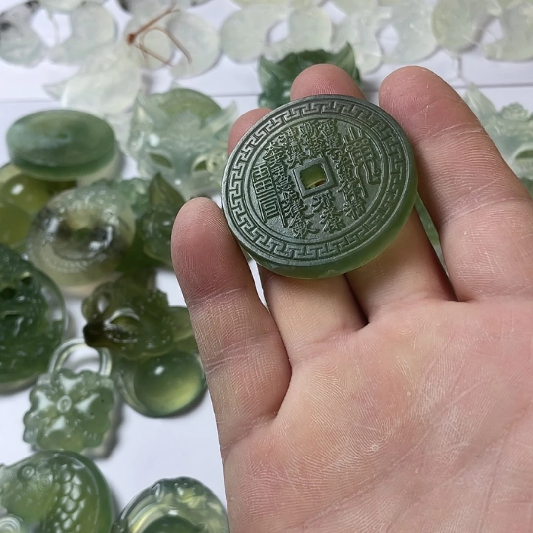合金蛇纹石玉颈饰生*