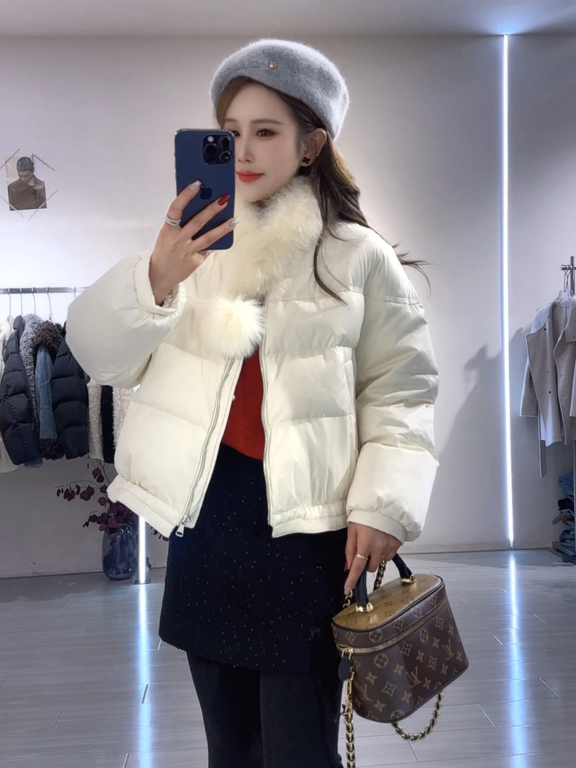 恰逢景梅子自留款冬季保暖高品质年货定制短款球球狐狸毛领羽绒服