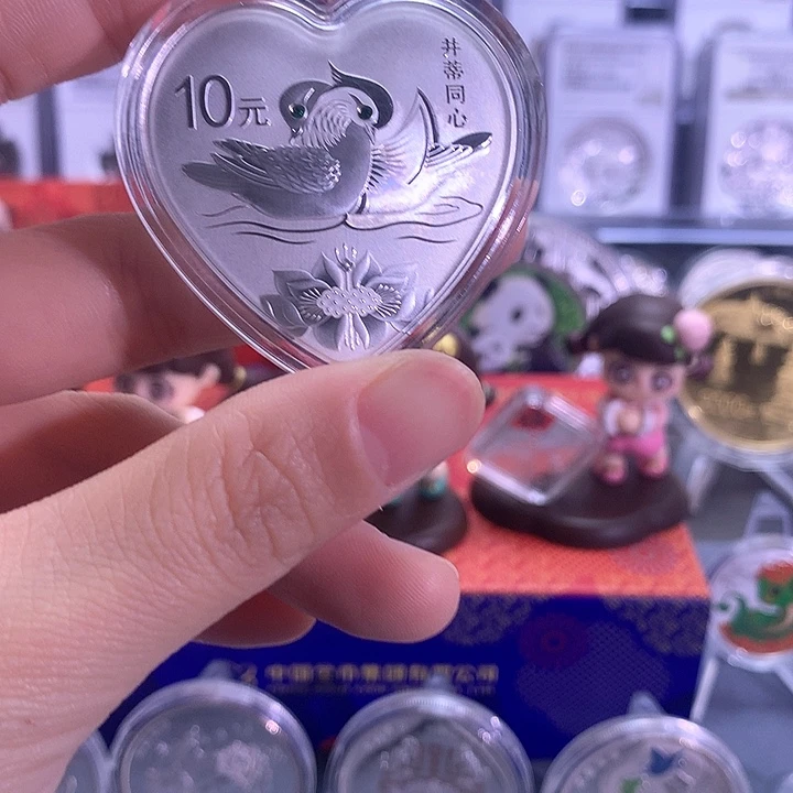 纯银繁****处无盒有证并蒂同心银币