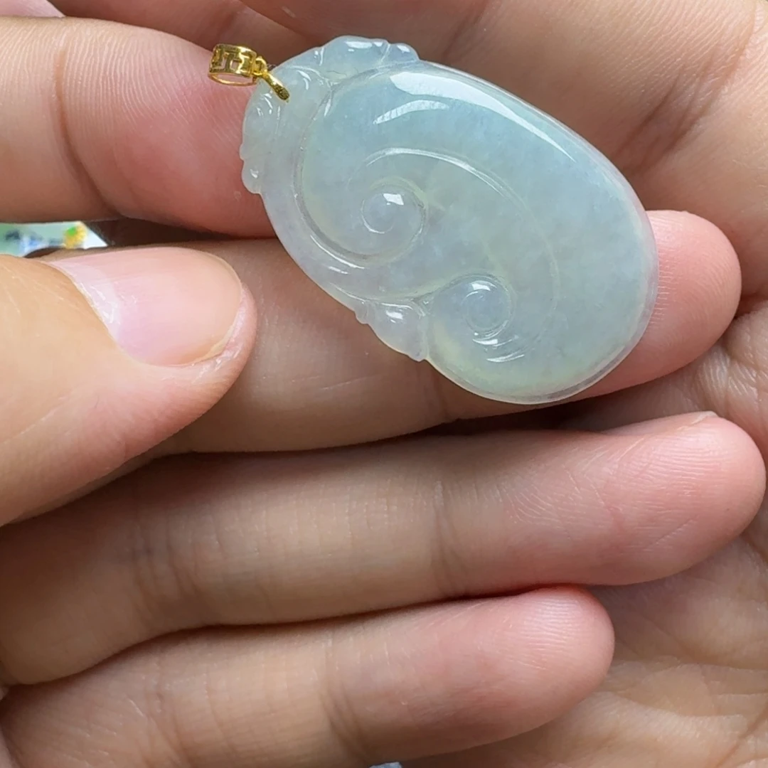 翡翠18K金镶嵌颈饰如意