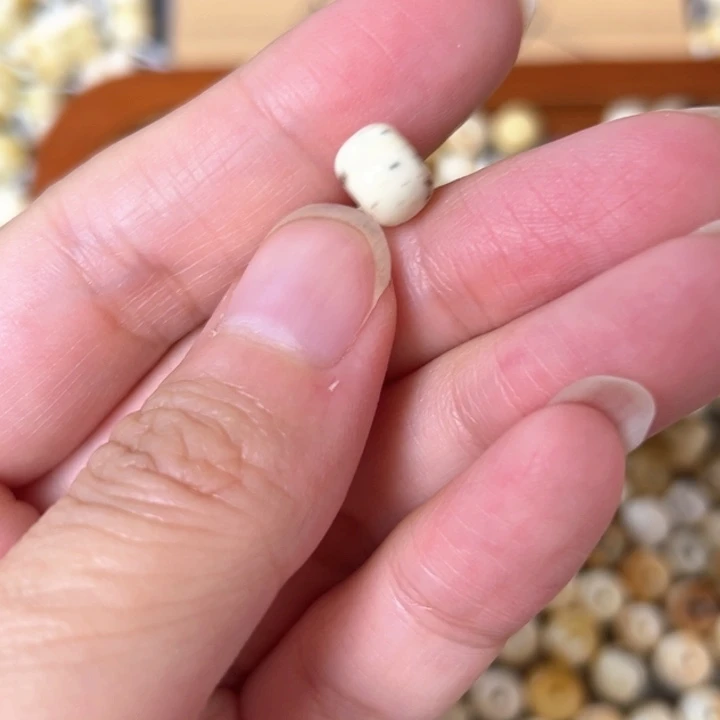 蜜蜡未镶嵌裸石8.4mm一个