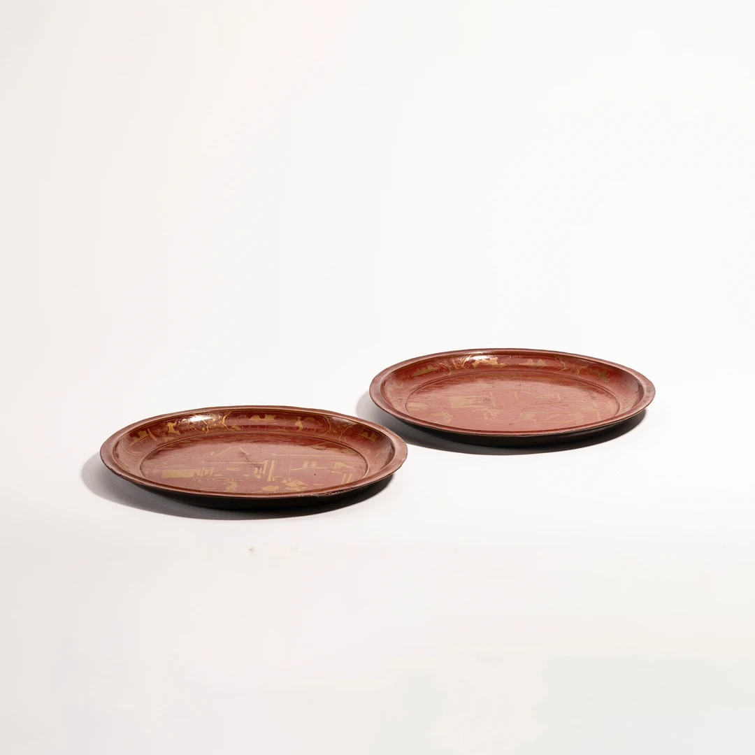 16. 明 朱漆描金“衣锦还乡”图浅口盘一对【古董拍卖】