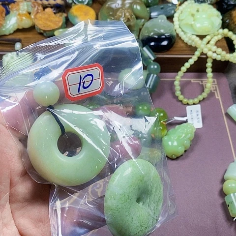 未镶嵌蛇纹石玉颈饰