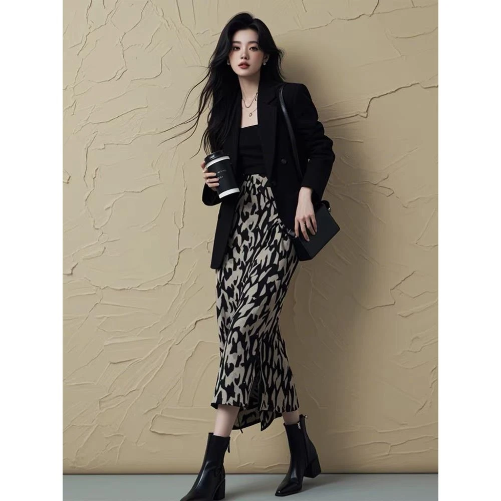 秋季高级感穿搭一整套女通勤职业风黑色西装上衣印花半裙时尚套装