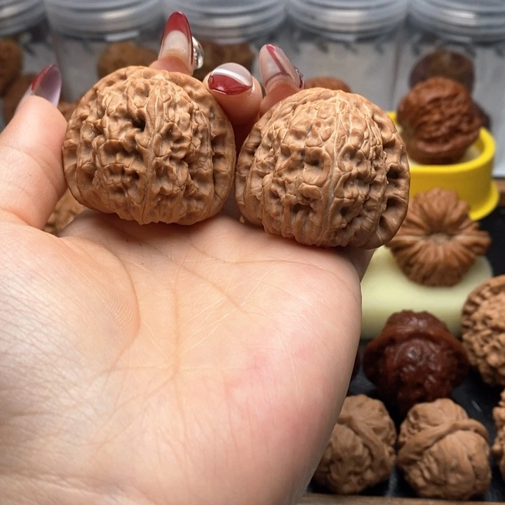 文玩核桃吊坠42尺三角白。15号