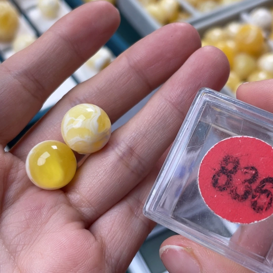 兔***暄蜜蜡未镶嵌珠宝奇石