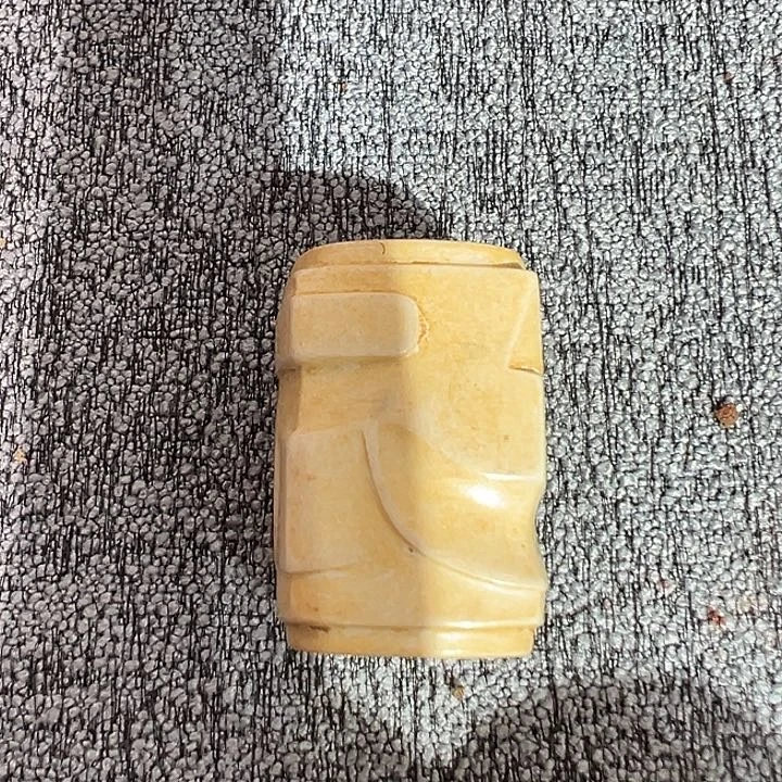 透闪石质玉未镶嵌颈饰