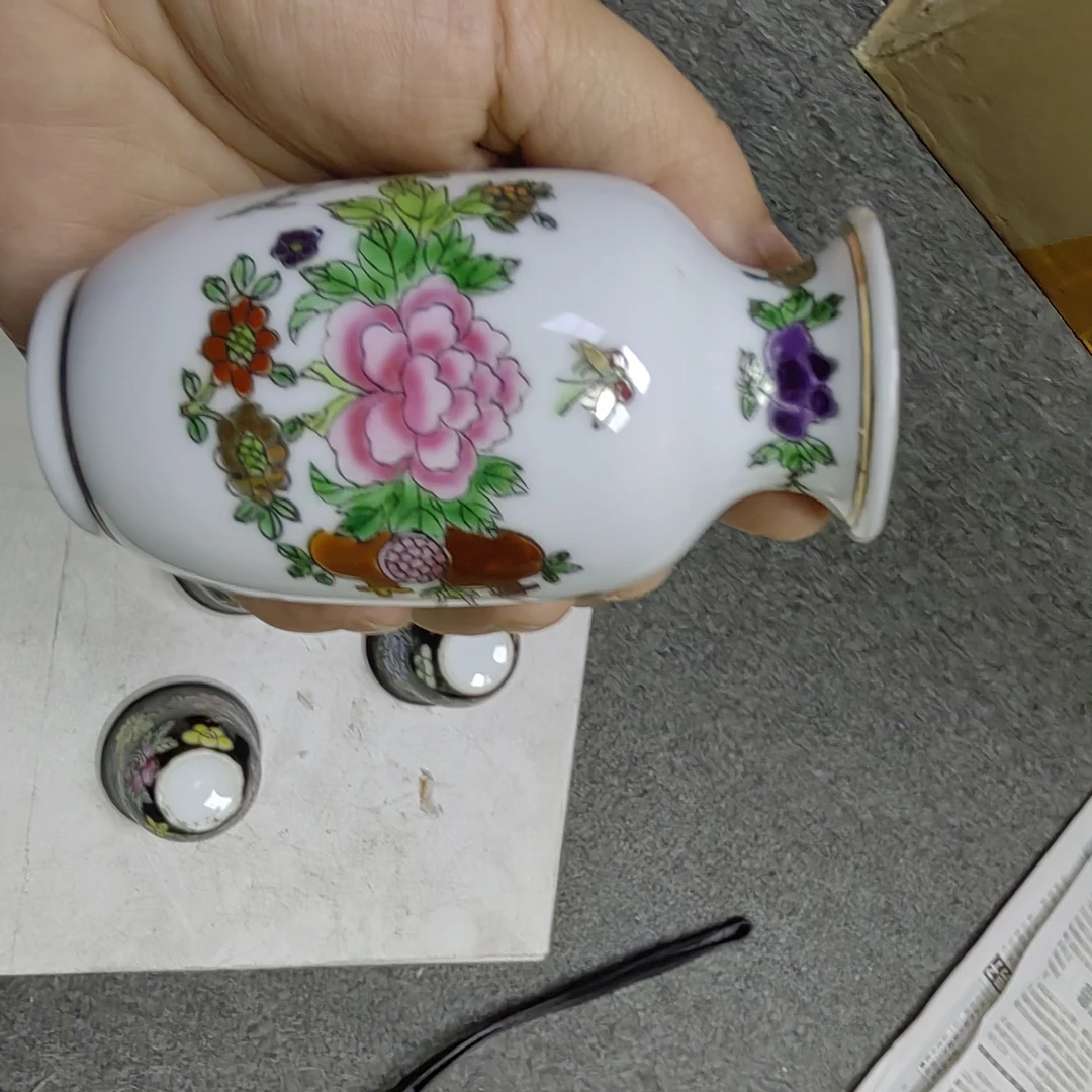 英国回流567粉彩手绘描金花卉灯笼瓶,全品相,高约9cm。