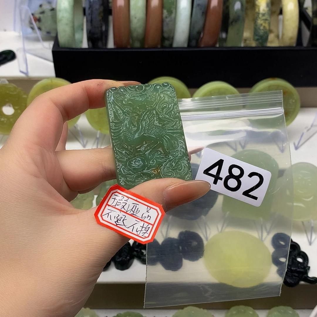 蛇纹石玉颈饰未镶嵌