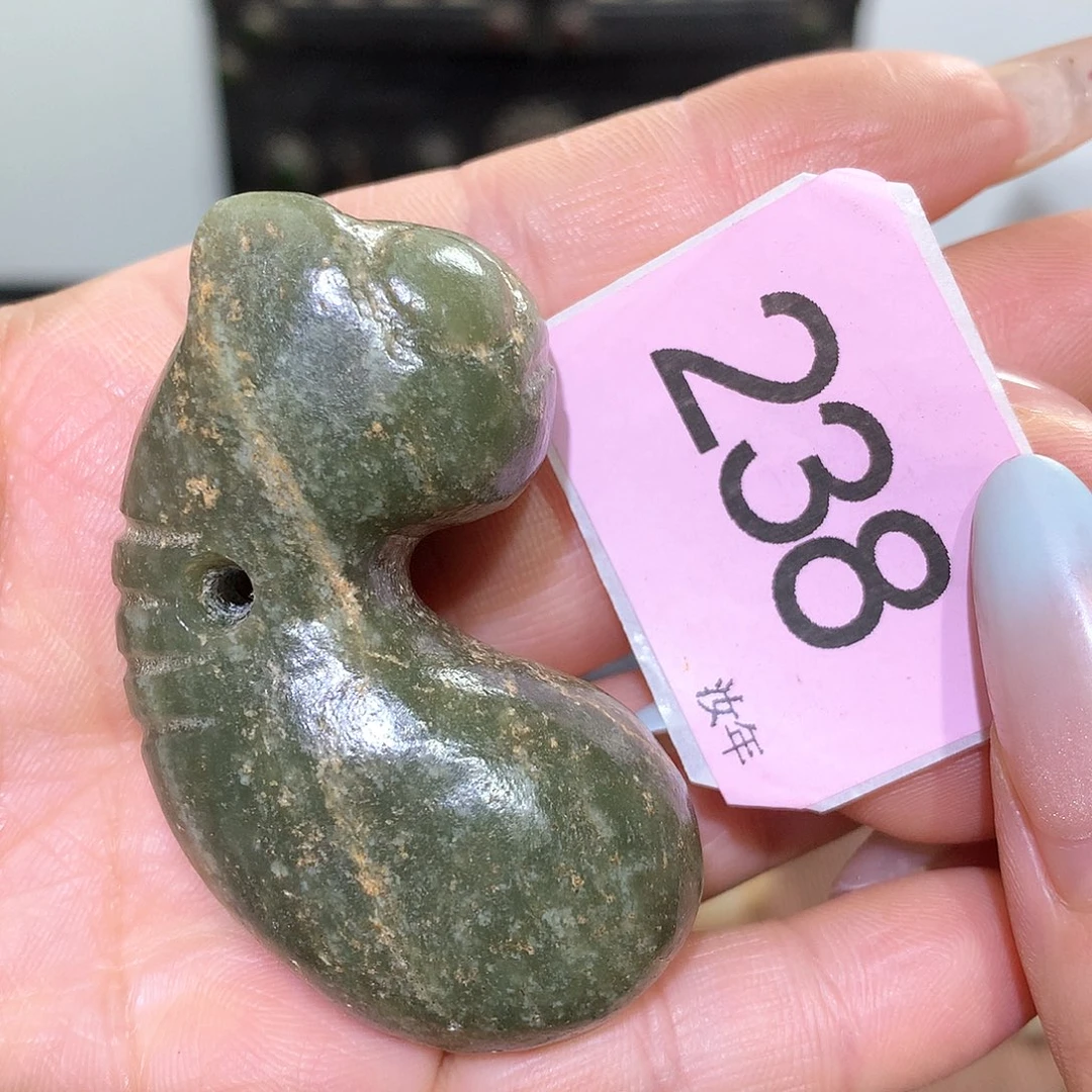 和田玉未镶嵌颈饰山**河