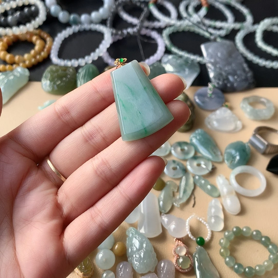 翡翠未镶嵌颈饰无事牌