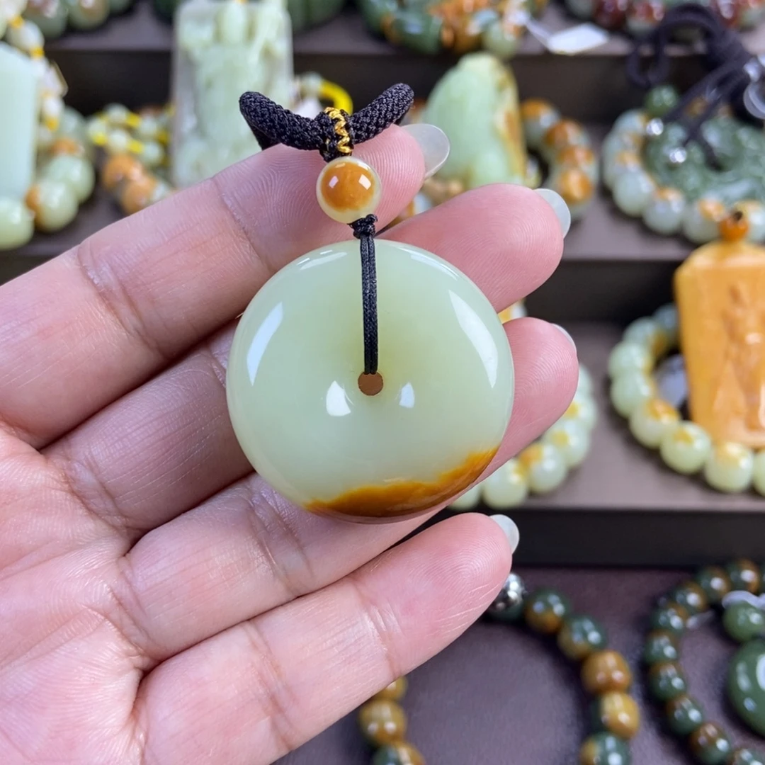 透闪石质玉未镶嵌颈饰