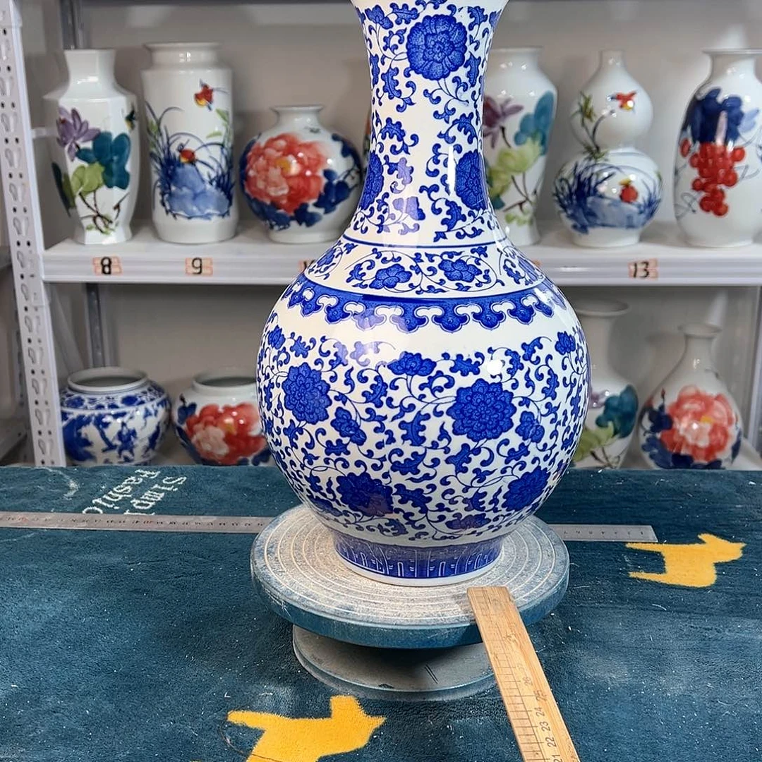 摆件景德镇陶瓷缠枝