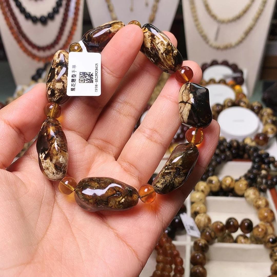 扎***根琥珀未镶嵌裸石抚顺琥珀