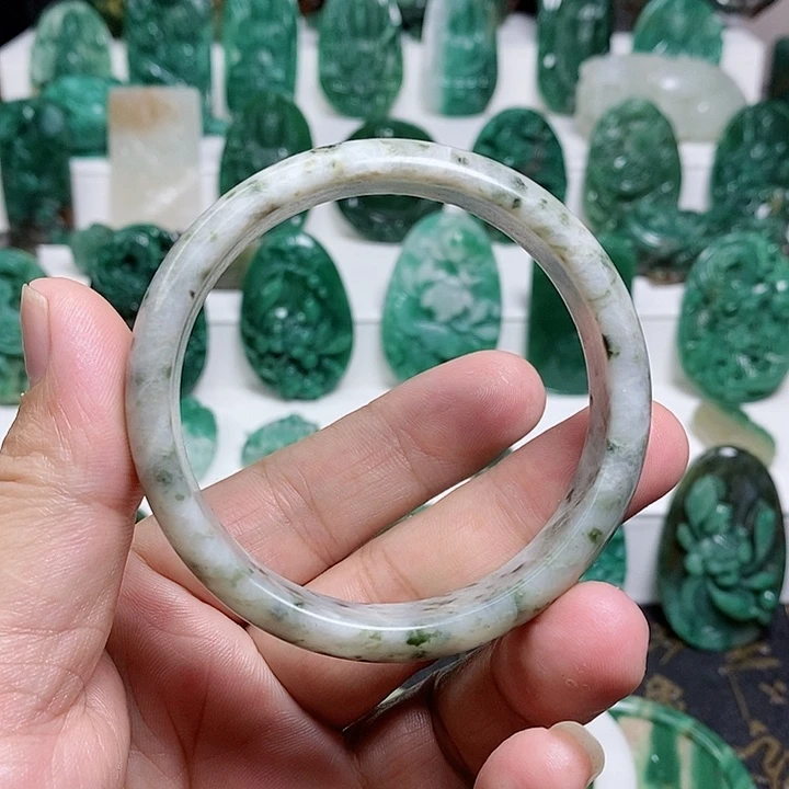 未镶嵌独山玉手镯