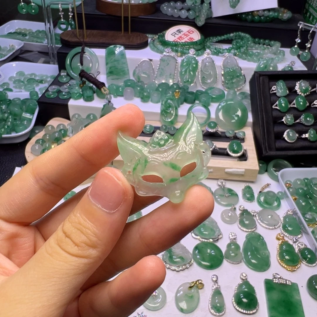 石英质玉（非洲翠）未镶嵌颈饰