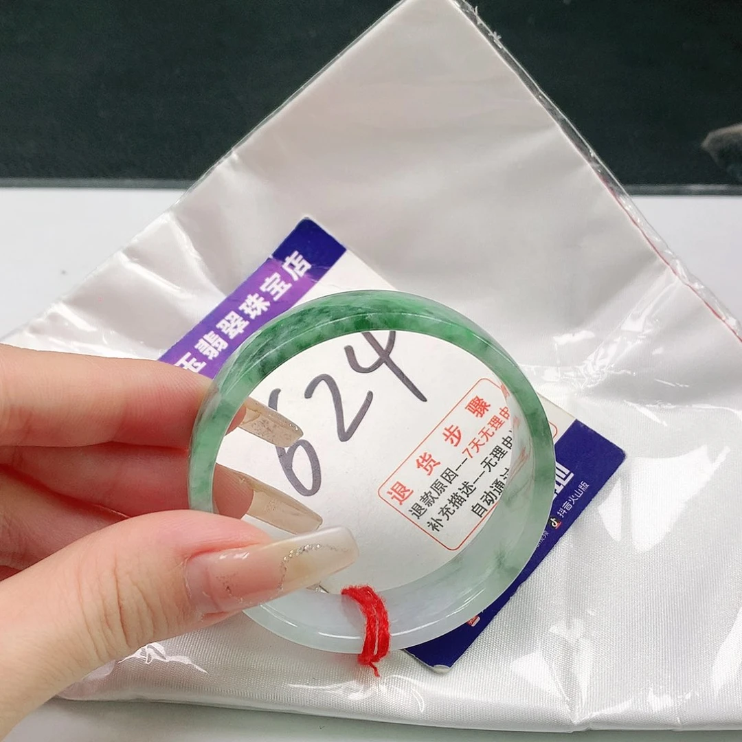 翡翠手镯未镶嵌翡翠手镯