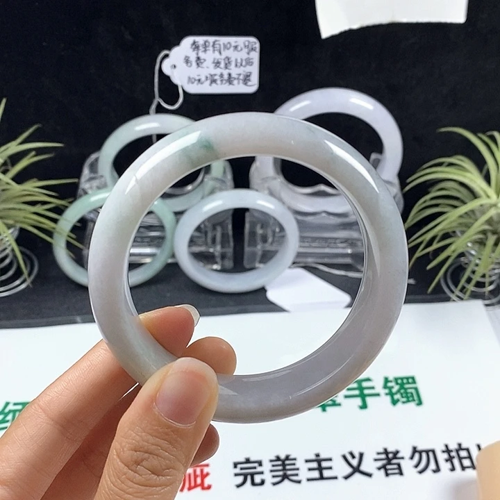 翡翠未镶嵌手镯64号。 58.圈