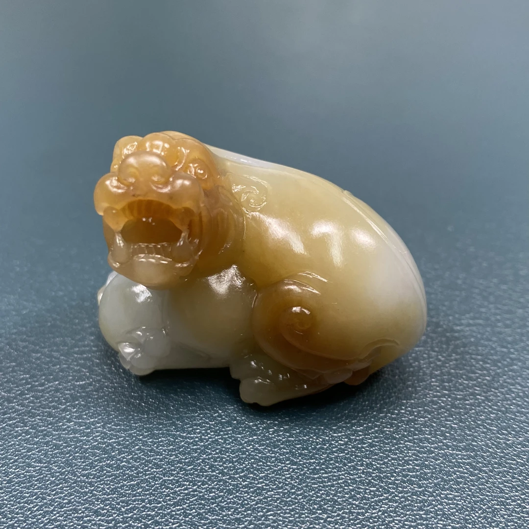 天然和田玉新疆料且末糖青白手工精雕貔貅吊坠可手把时尚精美俏色
