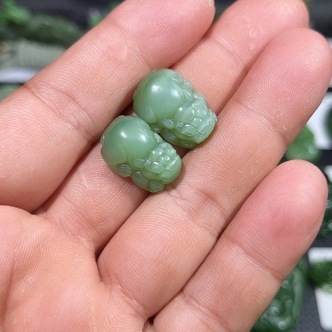 此***称和田玉未镶嵌颈饰